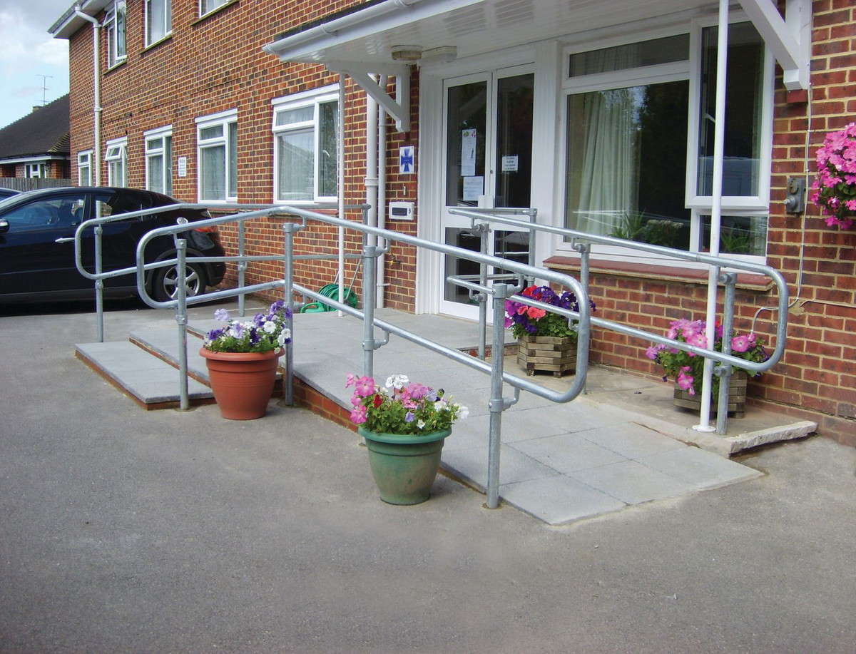 Balustrada Kee Access na podjeździe