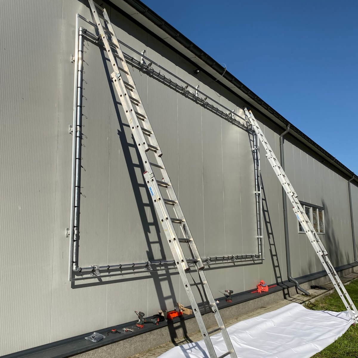 Profile, uchwyty ścienne, kolanka oraz mufy.