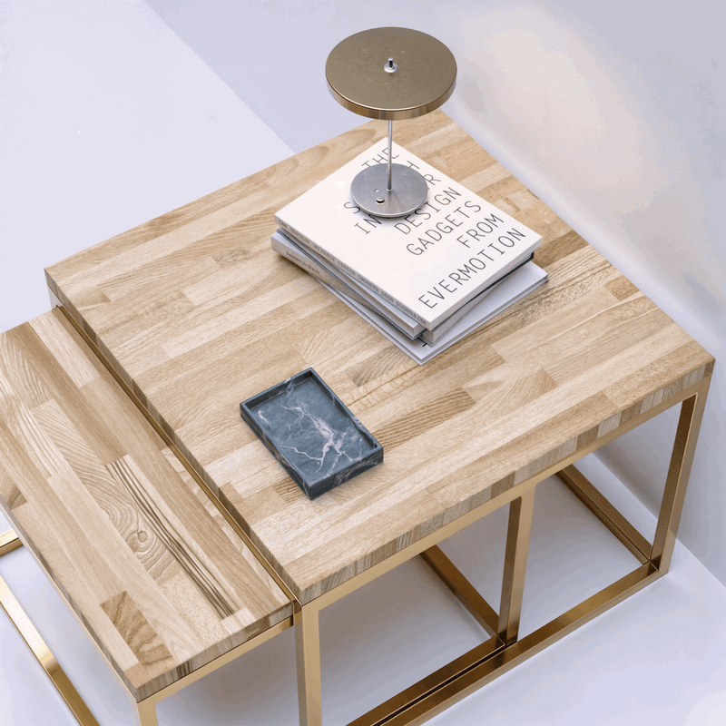 Table basse en bois avec pieds dorés